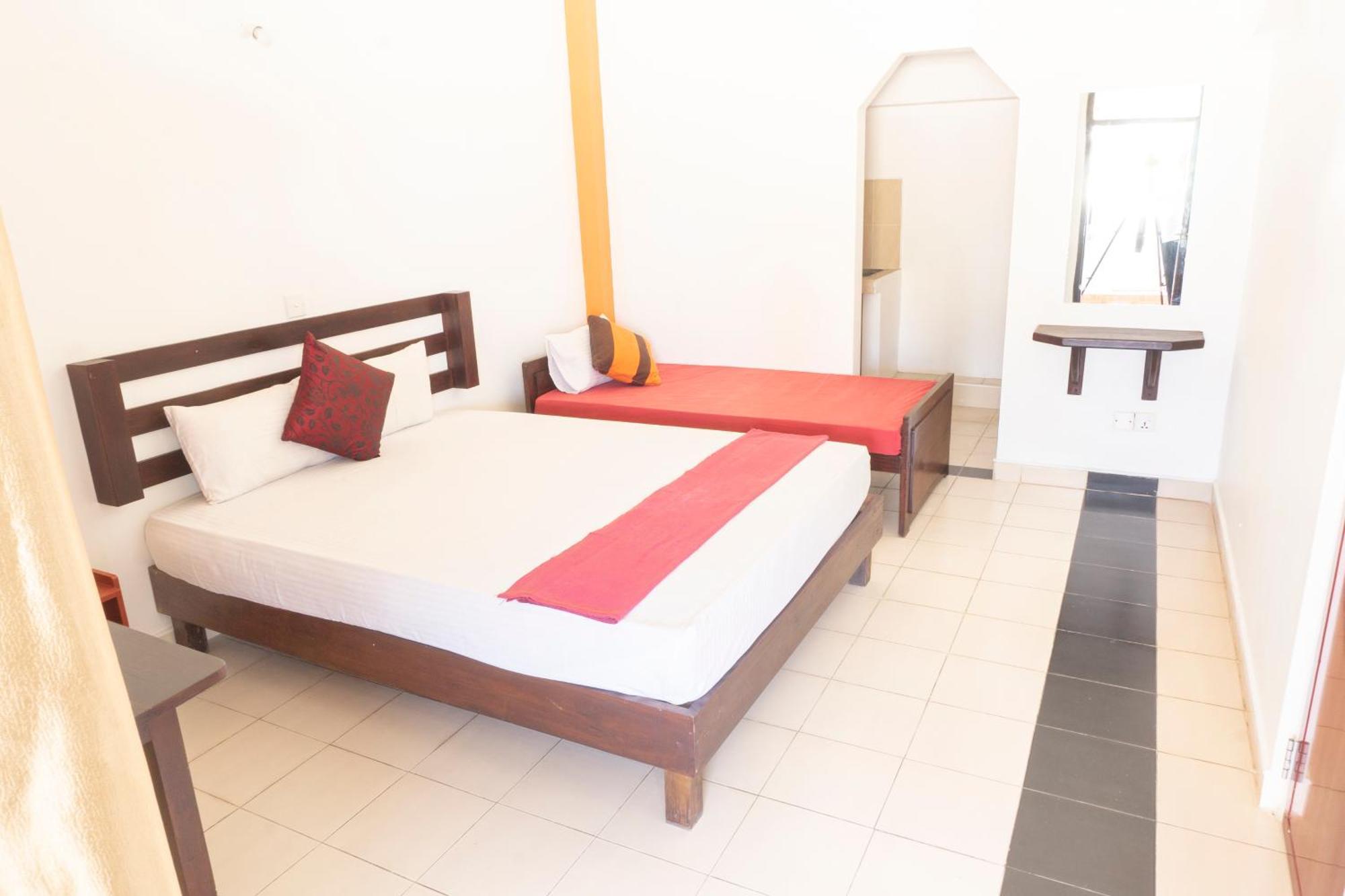 Blumarine Guest House Негомбо Экстерьер фото